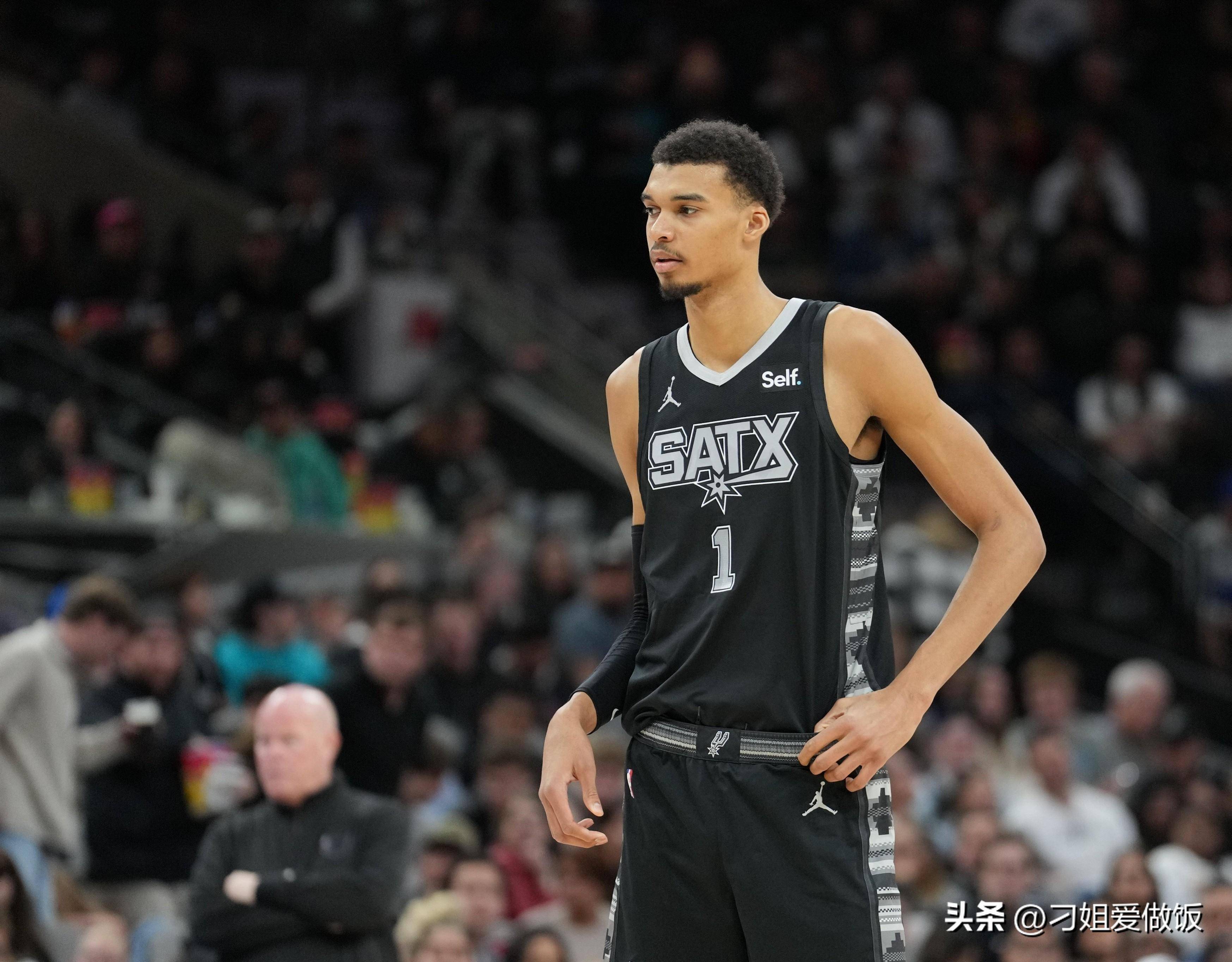 孙颖莎战胜米特兰姆，王楚钦不敌弗朗西斯卡，被对方反手限制（孙颖莎力克米特兰姆，王楚钦负于弗朗西斯卡遭其反手压制）