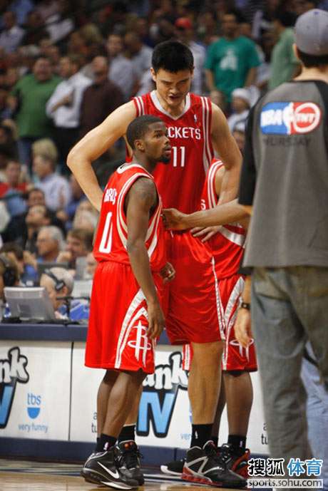 鹈鹕第二节7次失误，单节净负14分半场落后老鹰10分（鹈鹕次节7失误致净负14分，半场落后老鹰10分）