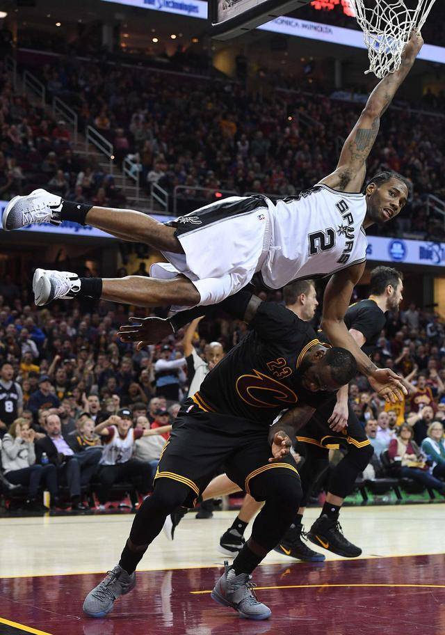 NBA：湖人险胜火箭 詹姆斯砍下38分（NBA：湖人惊险力克火箭，詹姆斯轰下38分）