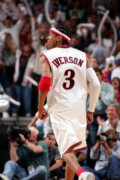 惊险一幕，马竞女足球员梅迪纳头部被膝盖撞到后失去意识（惊魂瞬间：马竞女足球员梅迪纳头部遭膝撞后当场失去意识）