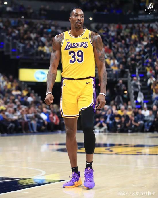 C罗在沙特联赛首秀中上演绝杀，以一记精彩倒钩射门击败对手，助力利雅得胜利领跑积分榜。（沙特联赛处子秀，C罗倒钩压哨绝杀，助利雅得胜利登顶积分榜）