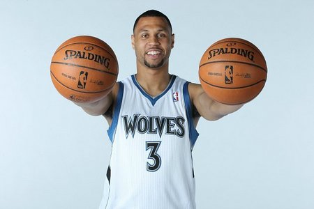 萨拉赫态度转变，支持继续效力，愿承担替补角色，助力斯洛特培养新星，有望参加国家队比赛。（萨拉赫态度转暖，愿留队承担替补，助斯洛特提携新秀，并有望出战国家队比赛）